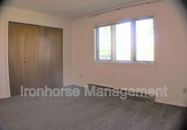 Building Photo - 809 W Villard St
