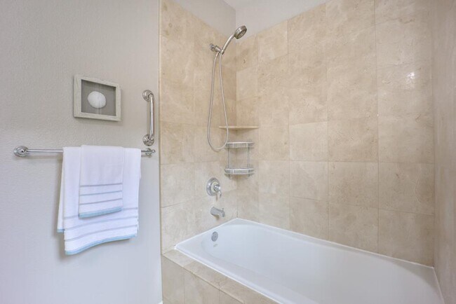 Building Photo - 492 Tyndall St