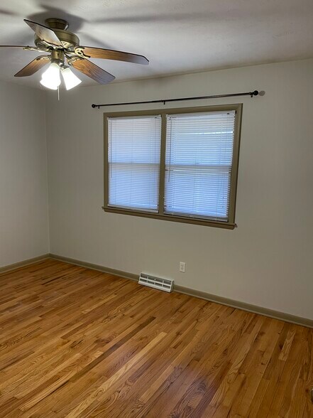 Building Photo - 864 S 45th St