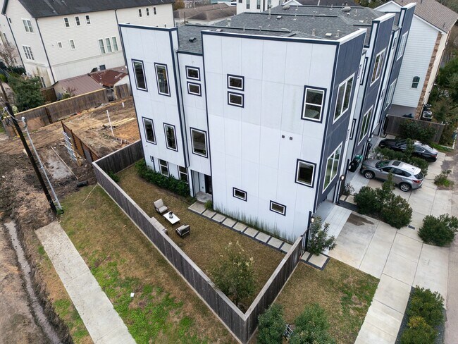 Building Photo - 1318 Reinerman St