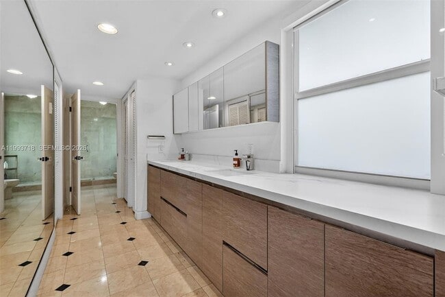 Building Photo - 3258 Riviera Dr