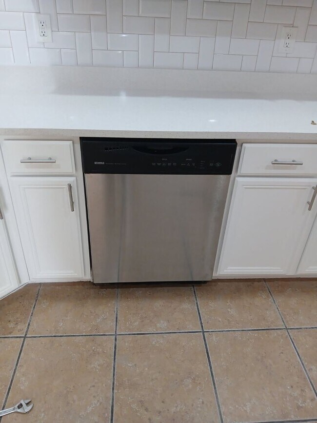 Building Photo - 4 BEDROOM 3 BATHROOM HOME! fully remodeled...