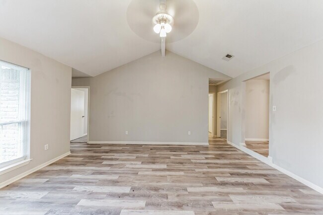 Building Photo - Move-In Ready 3BR/2BA in Baytown – 1,472 Sq Ft with Private Yard & Garage