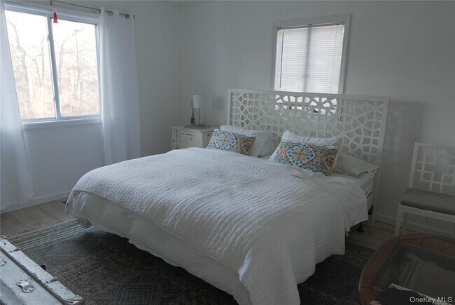 Building Photo - 371 S River Rd