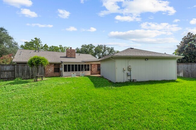 Building Photo - 2710 Pineleaf Dr
