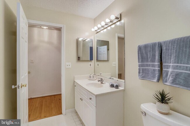 Building Photo - 10010 Vanderbilt Cir