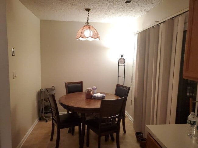 Eat in - 2 Rachel Ct