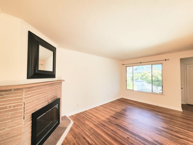 Building Photo - 2 bedroom duplex home