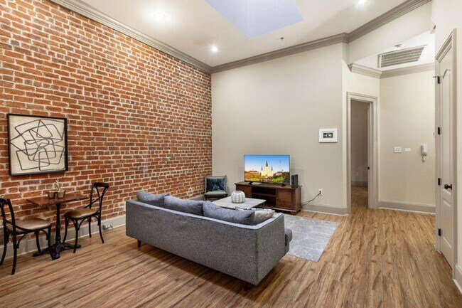 Building Photo - 30 Baronne St