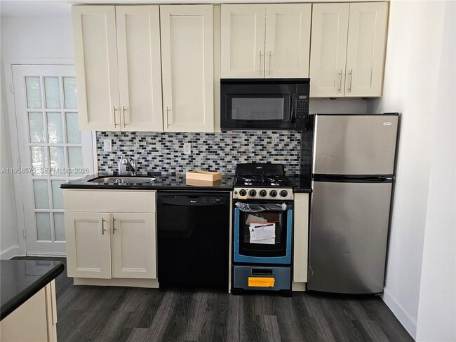 Building Photo - 622 15th St