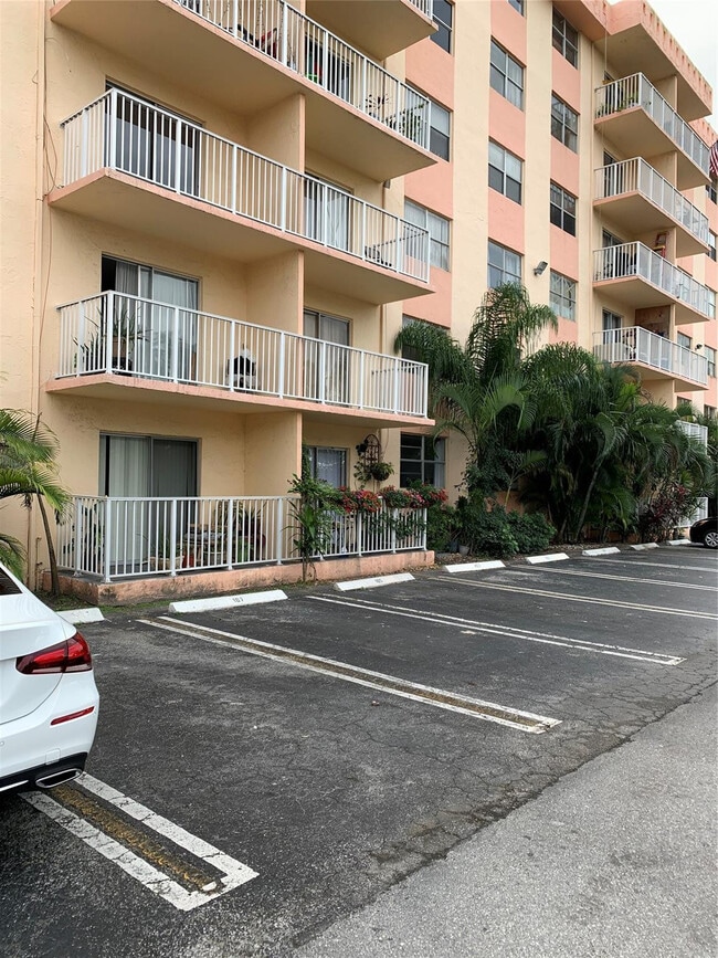 Building Photo - 16465 NE 22nd Ave