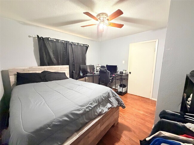 Building Photo - 14790 Cypress Dr