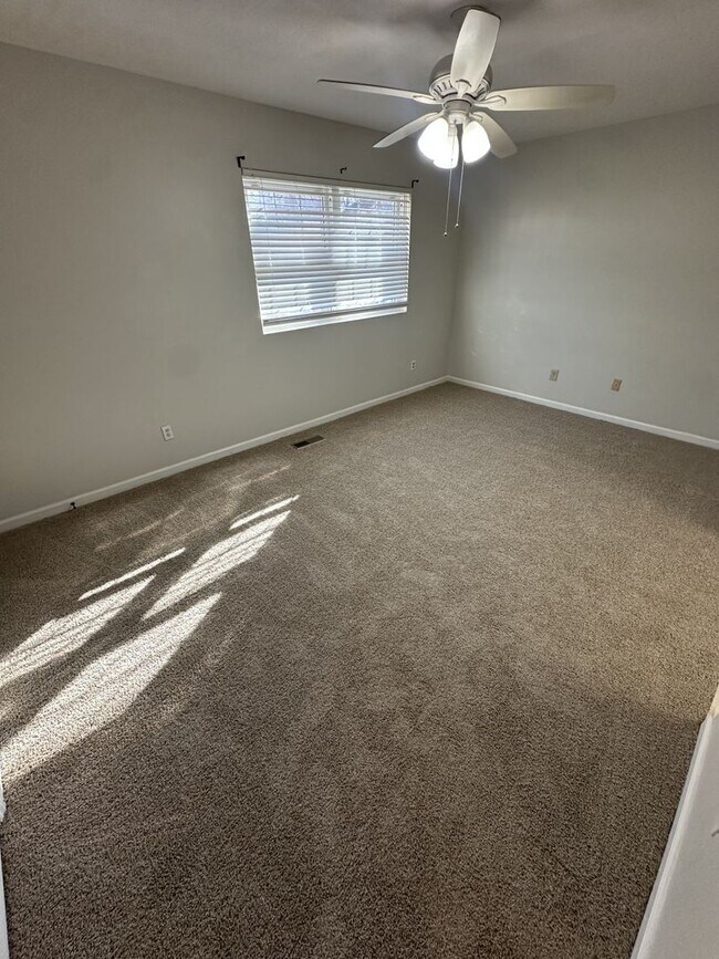 Building Photo - 3 Bedroom 2.5 Bathroom Condo!