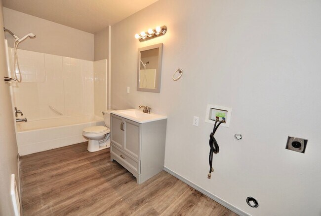 Building Photo - 3 bed 2 bath townhome