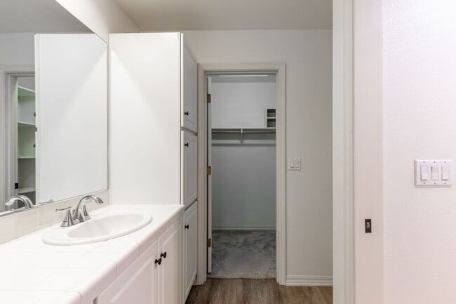 Building Photo - 9729 NW Miller Hill Dr