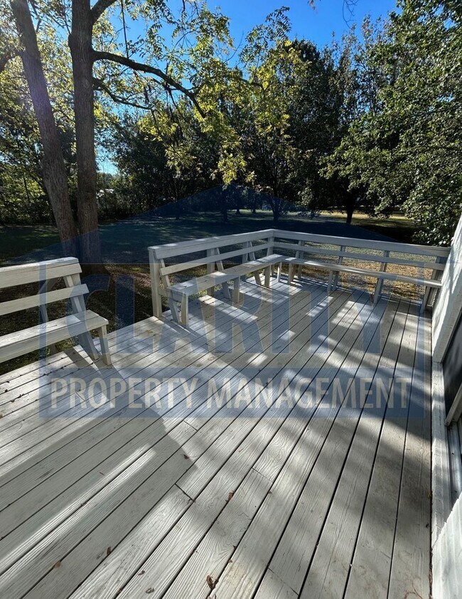 Building Photo - Charming two story home with garage and large yard!