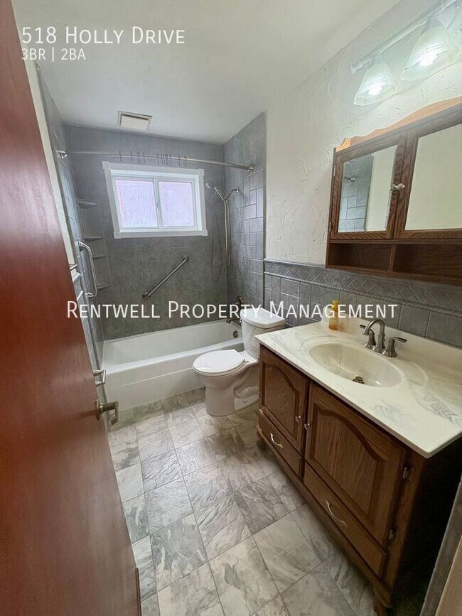 Building Photo - 518 Holly Dr