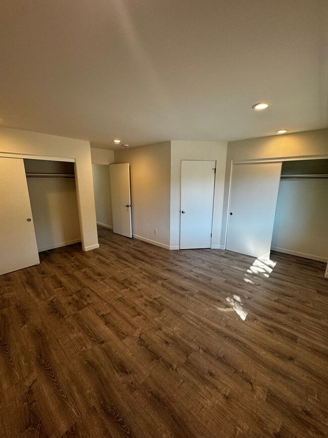 Building Photo - Gorgeous Updated 3-Bedroom Townhome in Pri...
