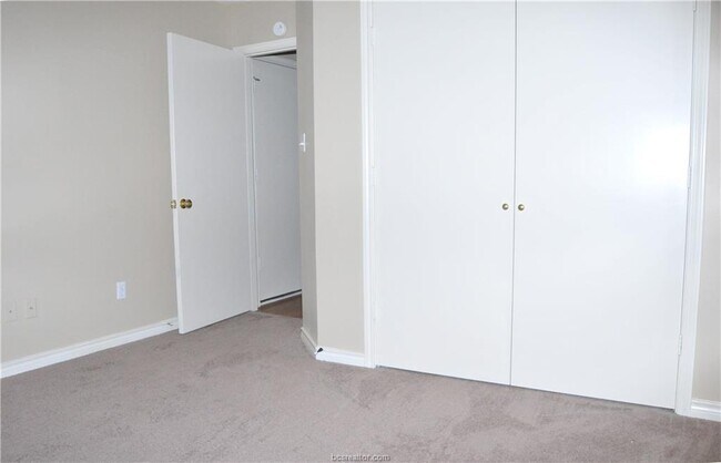 Building Photo - 2417 Carnation Ct