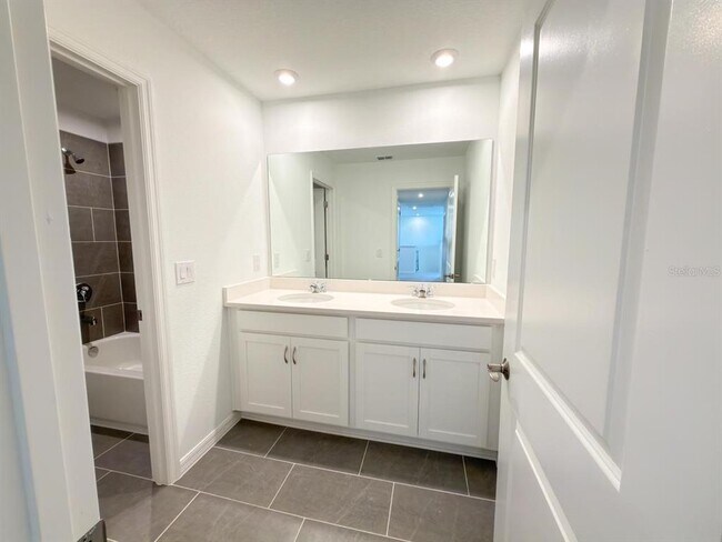 Building Photo - 1327 Normandy Dr