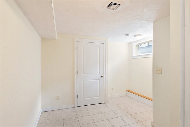 Building Photo - 114 Forest St