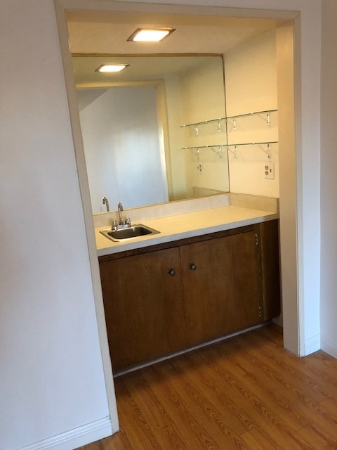 wet bar - 5353 Yarmouth Ave