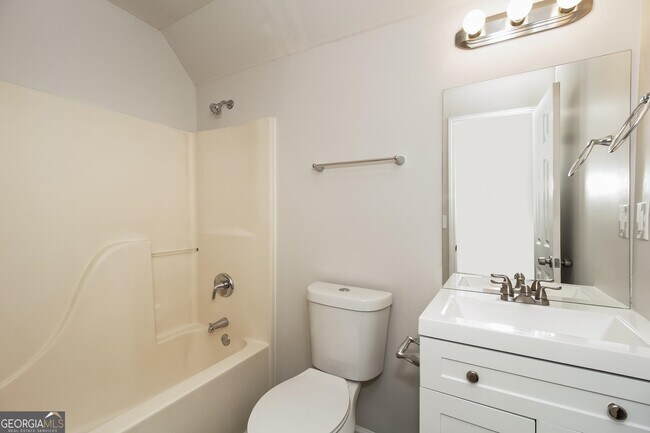 Building Photo - 413 Oak Landing Dr