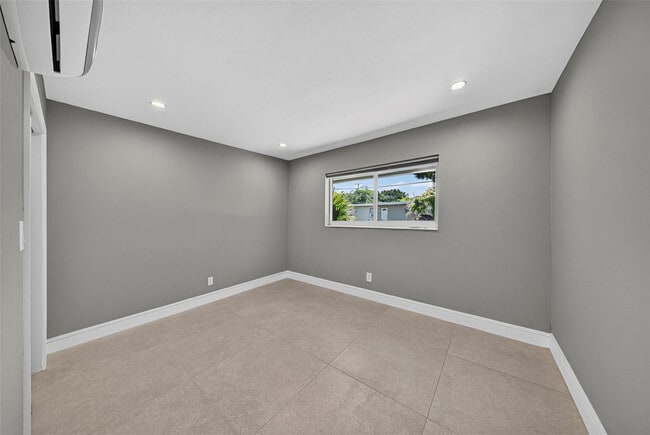 Building Photo - 301 NE 15th St