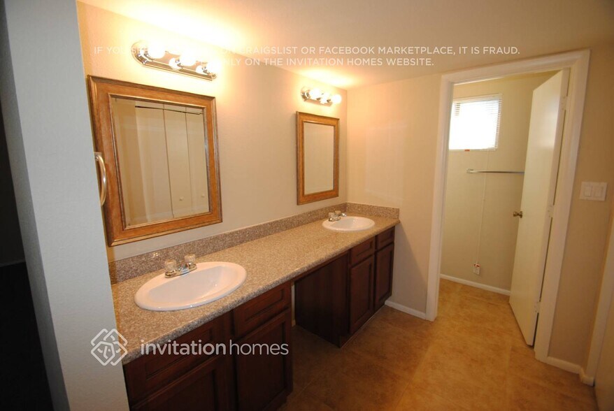 Building Photo - 4614 W Sunnyside Ave