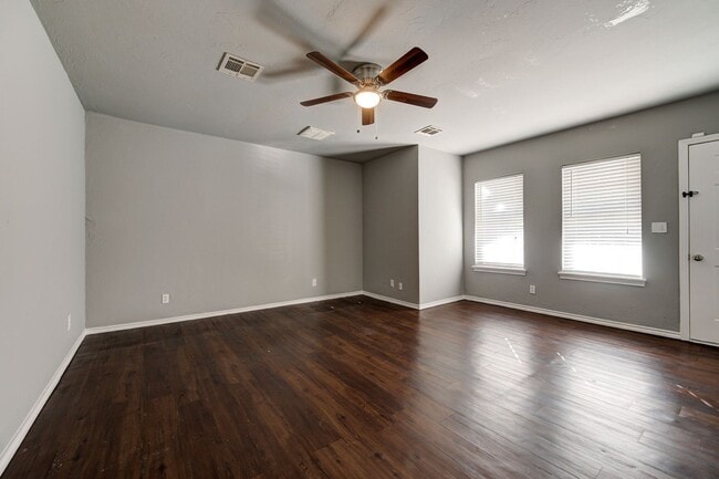 Building Photo - Move in Special !! $250 Off your First Full Month Rent! Beautiful Large 4BD/2BTH Home Near Tinker...