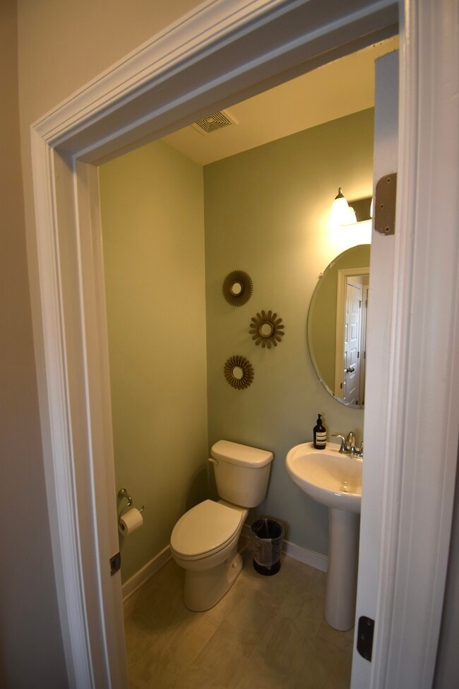 Building Photo - 8043 Rutland Village Dr