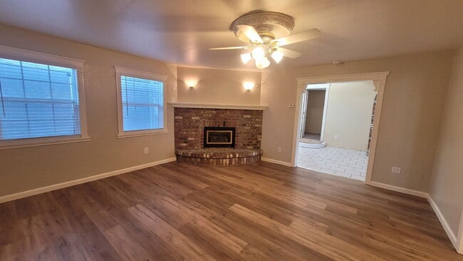 Building Photo - 643 NE Channon Ave