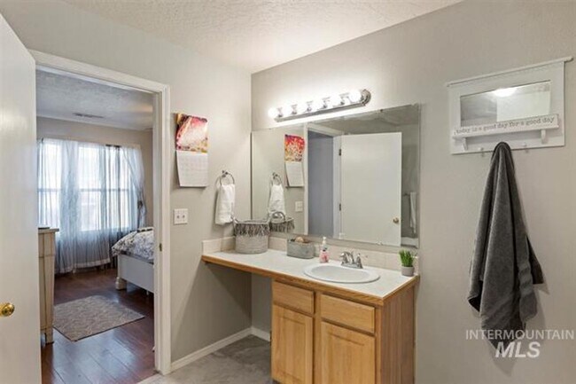 Building Photo - 3bed, 2.5bath, 2031sq.ft. home in South Nampa