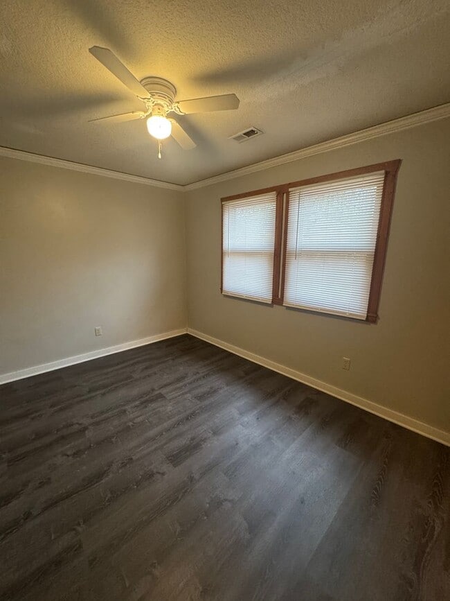 Building Photo - 2 bed 1 bath house