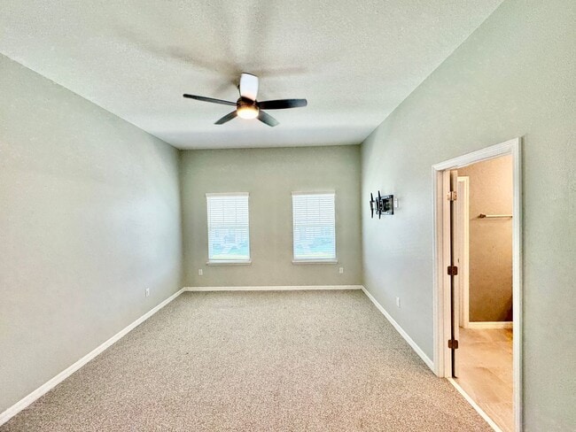 Building Photo - FOR RENT - Fantastic end unit townhouse in...