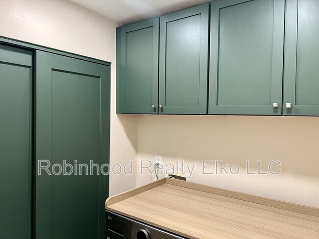 Building Photo - 753 Oak St