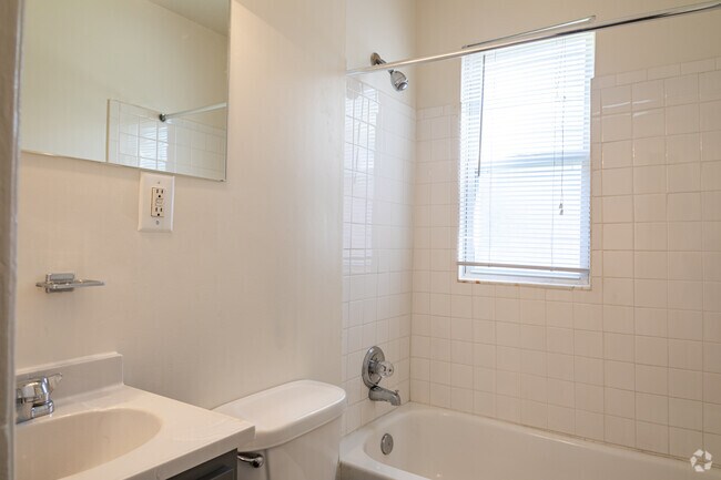 2BR, 1BA - The Legend at Walnut Hill