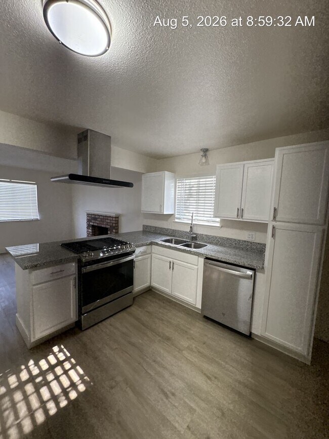 Building Photo - 1055
