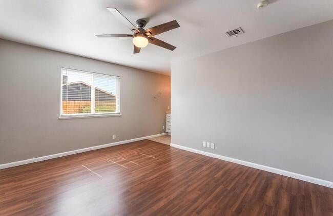 Building Photo - "Charming 3-Bed Oasis with 2 Full Baths in Vibrant Las Vegas - 1315 Sq Ft of Comfort!"