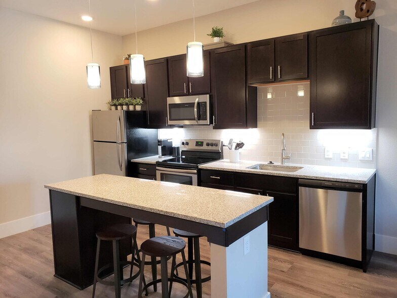 Building Photo - 615 24th St