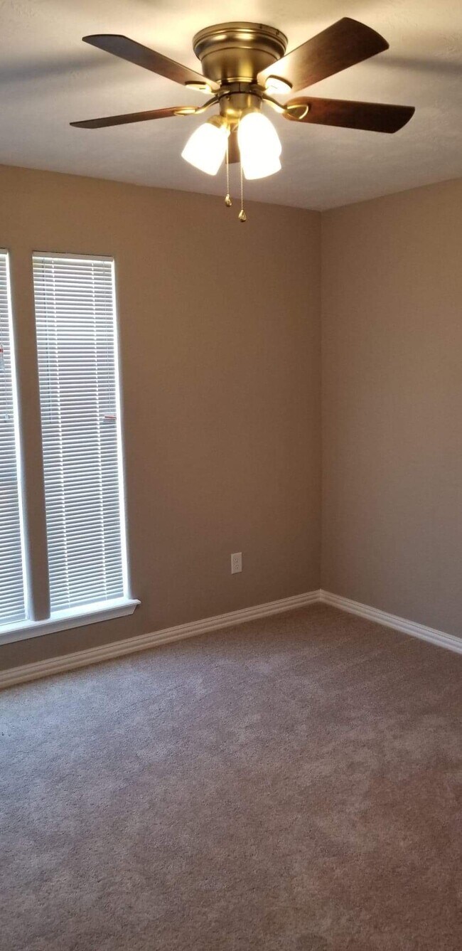 Building Photo - 903 Balcones Dr