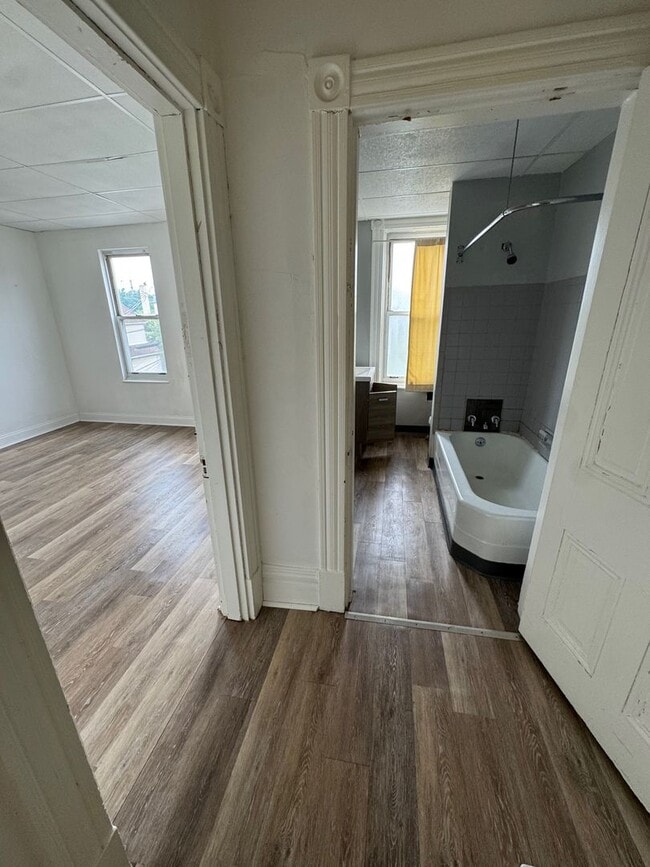 Building Photo - 3 Bedroom 1 Bath Minutes Away from the City!