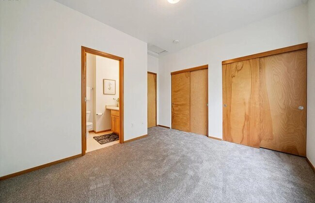 Building Photo - 775 SW Dillan Dr