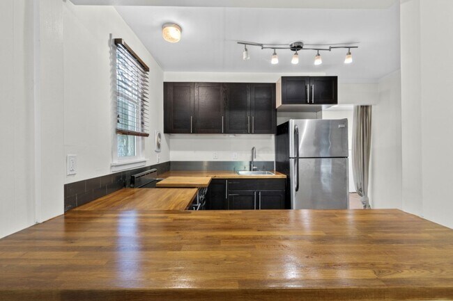 Building Photo - 1Bd/1Ba Seattle Home