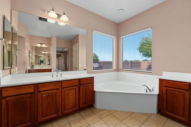 Building Photo - Welcome to this inviting Phoenix Rental - Available!