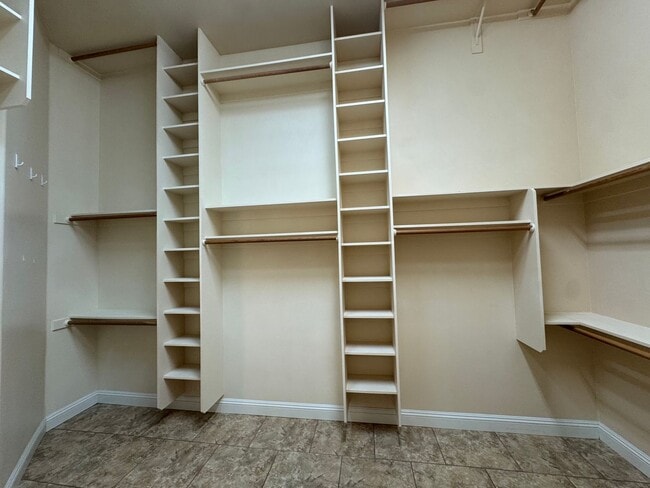 Building Photo - Executive Seven Oaks Grand Island MOVE IN ...