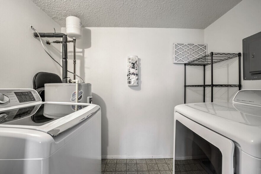 Building Photo - 997-C HEATHER RIDGE DR, 3C