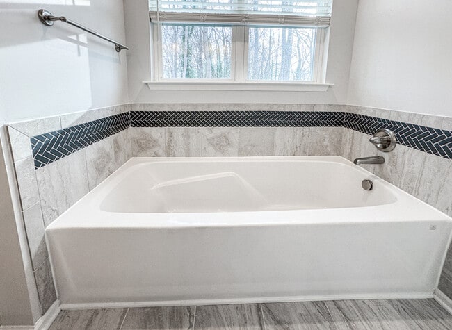 Building Photo - RENOVATED 4 BEDROOM/3 BATH IN VIRGINIA BEACH! READY FOR RENT!!