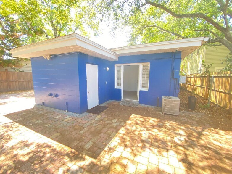 Building Photo - 1001 E Pine St