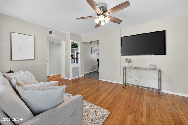 Building Photo - 930 Daytona Ave